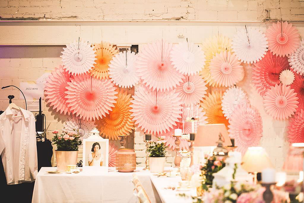 Hochzeitsdeko mit rosafarbenen Dekorosetten auf der Vintage Wedding Hochzeitsmesse