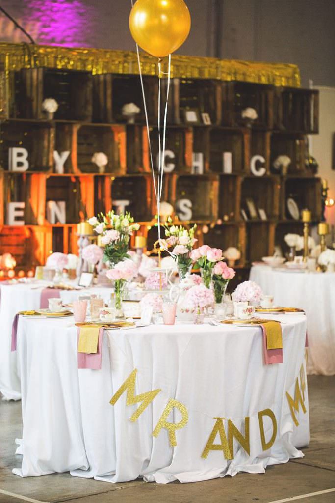 Vintage Hochzeitstischdeko in Rosa und Weiß