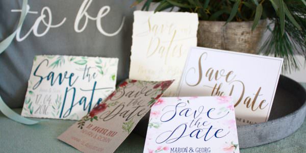 Hochzeitspapeterie: Save The Date Karten mit Blumen und Blättern