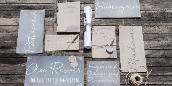 Hochzeitspapeterie in Beige und Grau mit französischen Begriffen