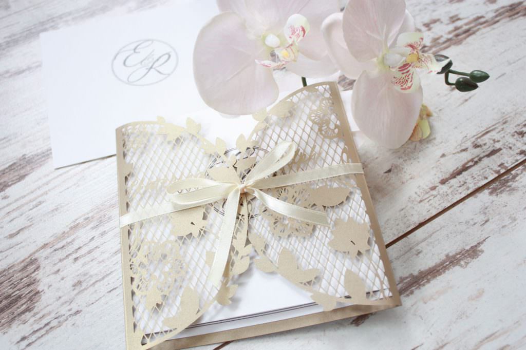 Hochzeitspapeterie: Kreative Lasercut Hochzeitseinladung mit Blumen und Schmetterlingen