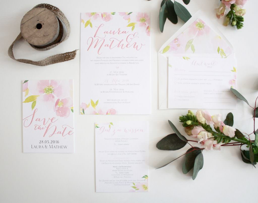 Pastellfarbene Hochzeitspapeterie mit Blumen im Watercolor Design