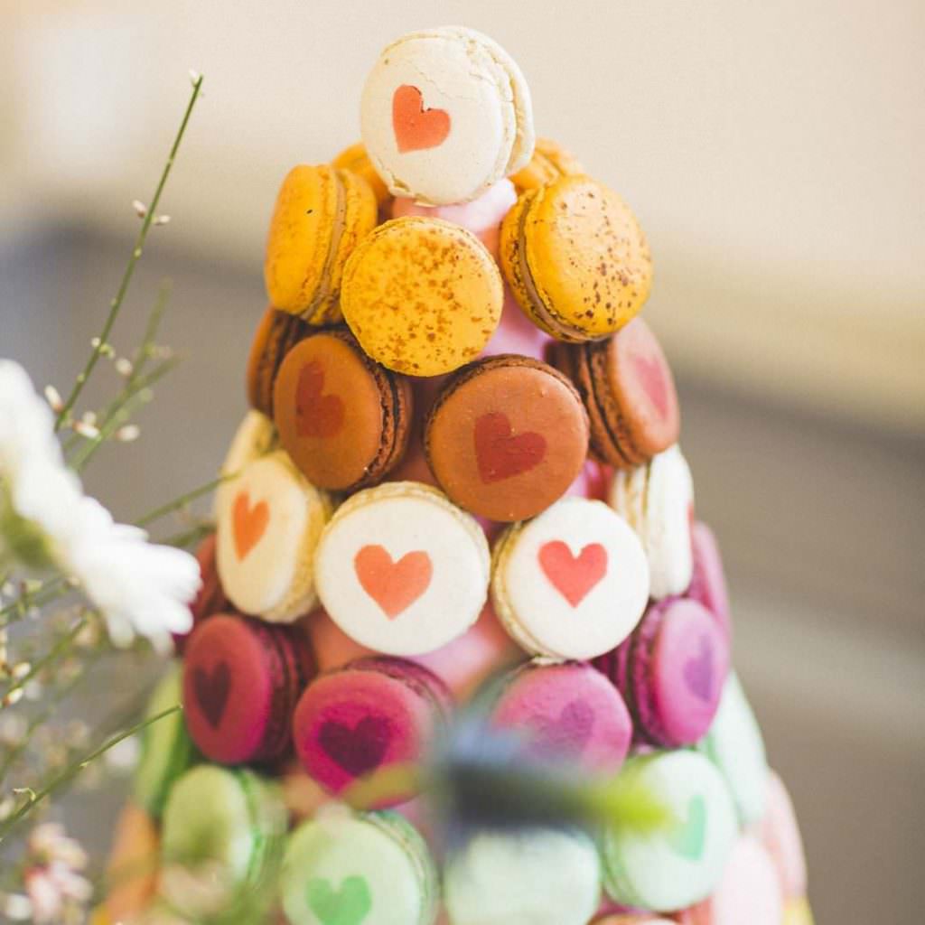 Bunter Macarons Turm bei der Bube Dame Herz Hochzeitsmesse in Düsseldorf