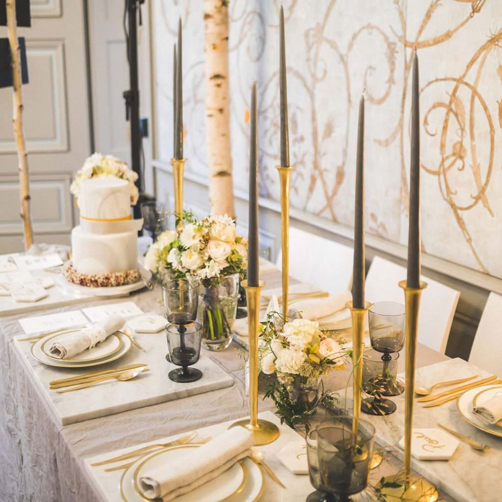 Bube Dame Herz Hochzeitsmesse in Düsseldorf: Hochzeitstischdeko in Gold und Schwarz