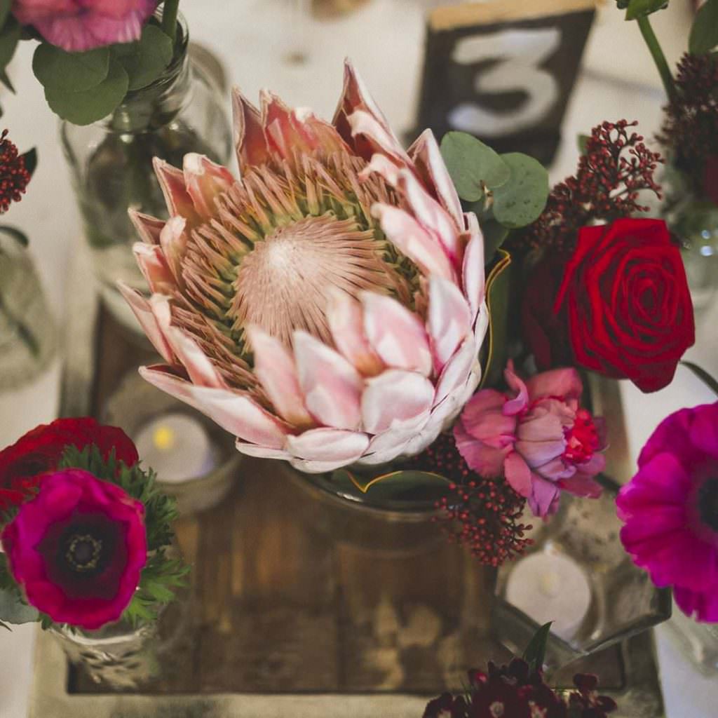 Blumendeko mit Protea und Rosen bei der Bube Dame Herz Hochzeitsmesse in Düsseldorf