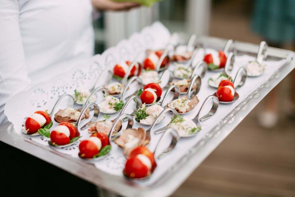 Hochzeit Gut Knittkuhle: Antipasti als Fingerfood beim Sektempfang