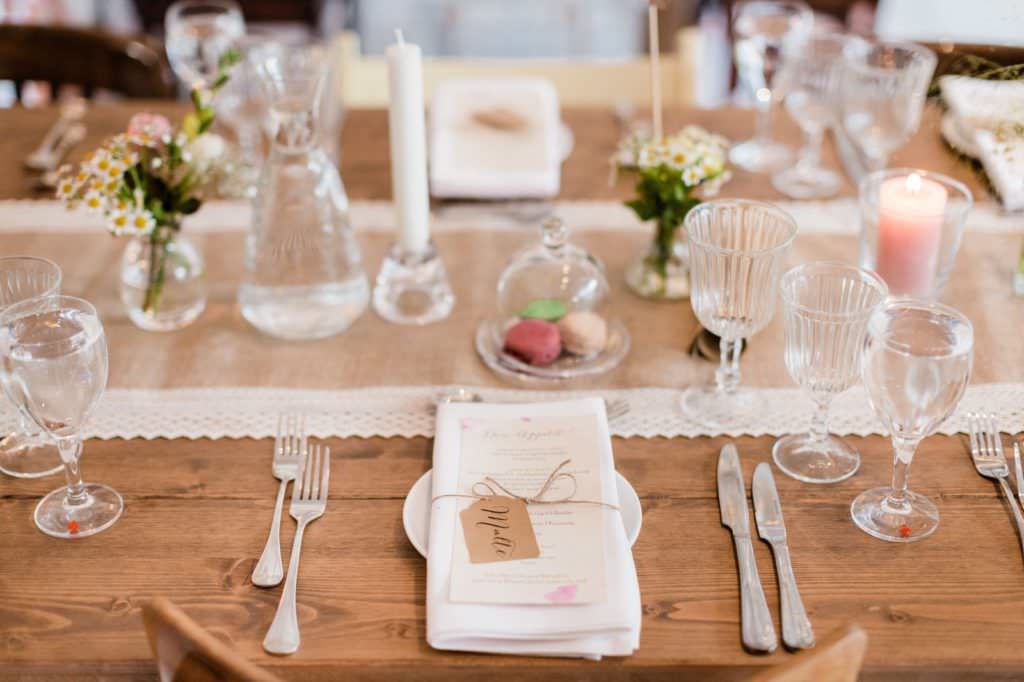 Hochzeit Gut Knittkuhle: Tischdeko mit Spitzentischläufer