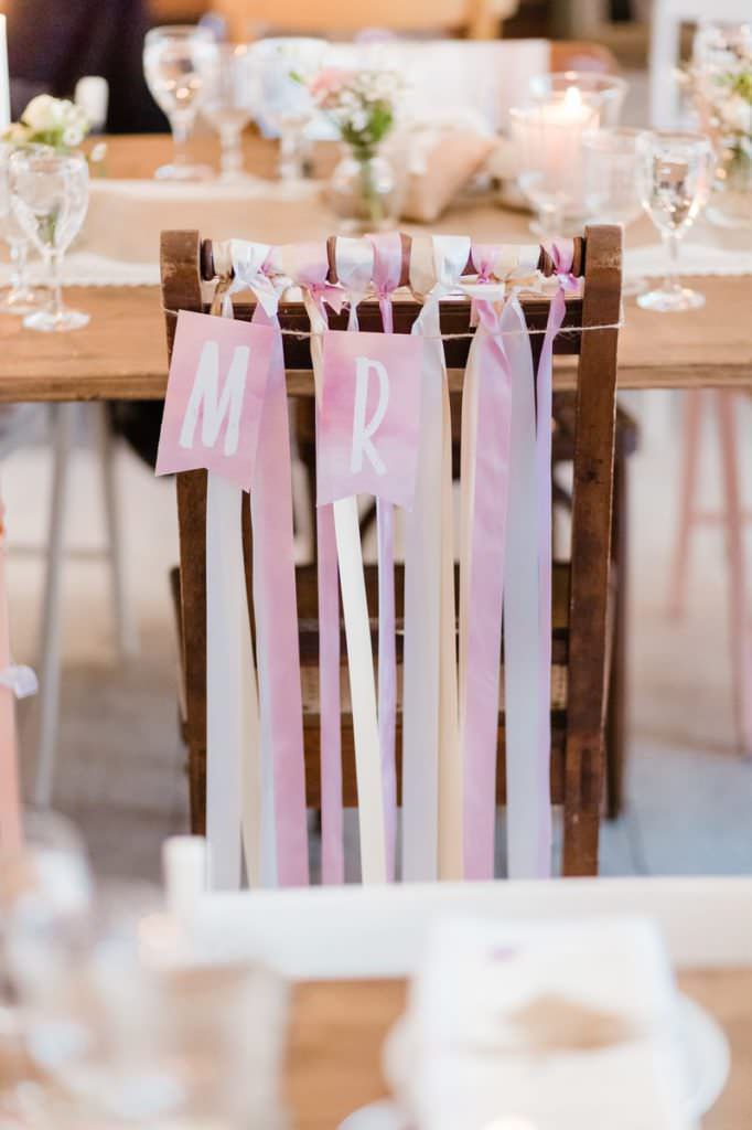 Hochzeit Gut Knittkuhle: Deko mit Bändern in Weiß und Rosa