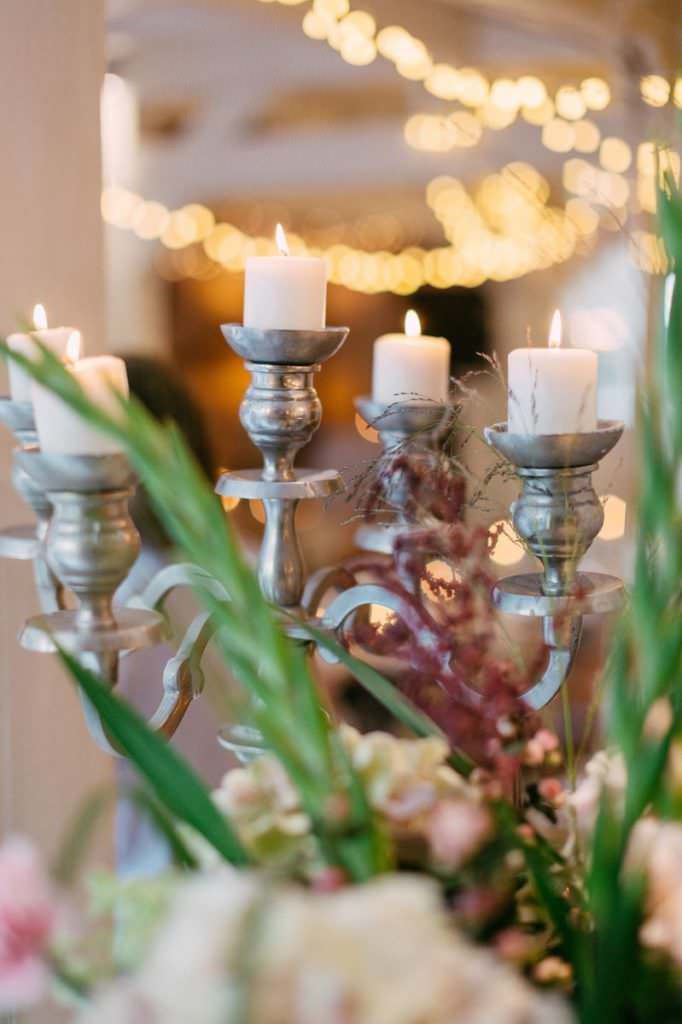 Hochzeit Gut Knittkuhle: Deko mit Vintage Kerzenhalter