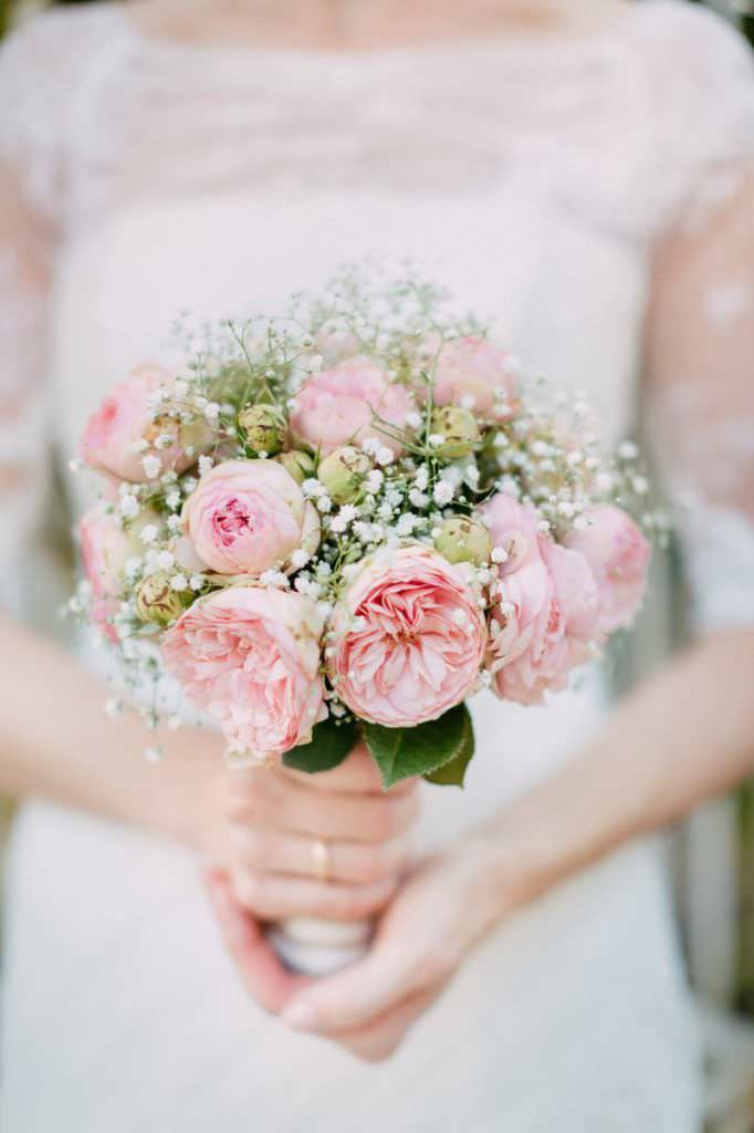 Brautstrauß mit weißem Schleierkraut und rosafarbenen Pfingstrosen