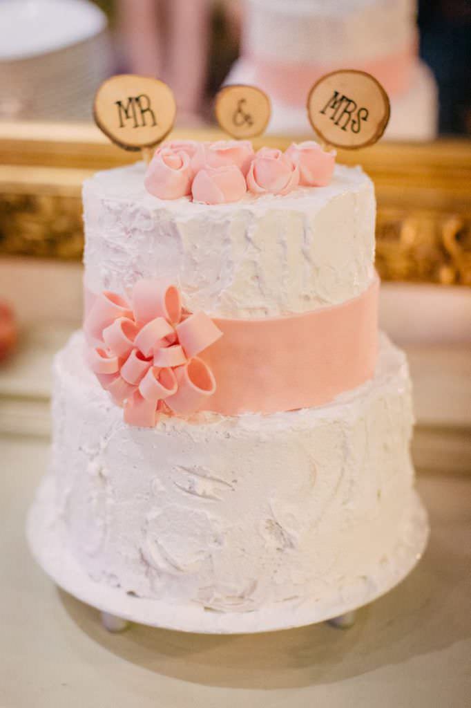 Weiße Hochzeitstorte mit rosafarbener Fondant Rüsche