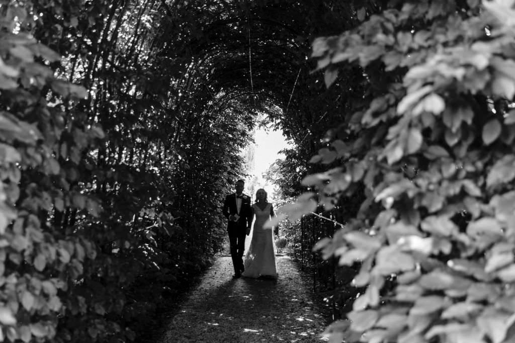 Hochzeit Schloss Gartrop: Das Brautpaar auf dem Weg zur Trauung