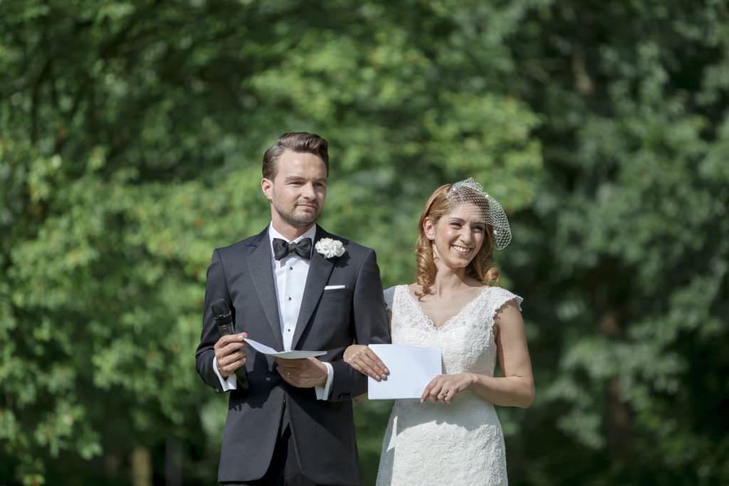 Hochzeit Schloss Gartrop: Das Brautpaar während der Freien Trauung