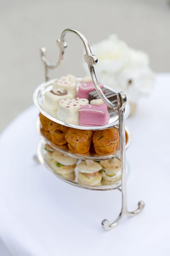 Hochzeit Schloss Gartrop: Sweet Table mit Pralinen und Petit Four