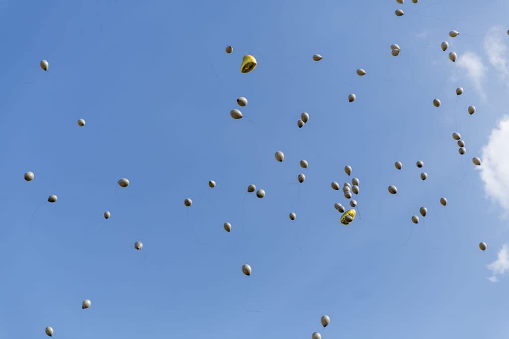 Hochzeitsritual: Luftballons fliegen lassen
