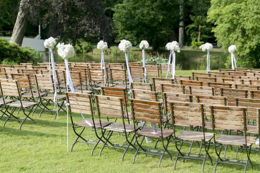 Hochzeit Schloss Gartrop: Freie Trauung im Garten