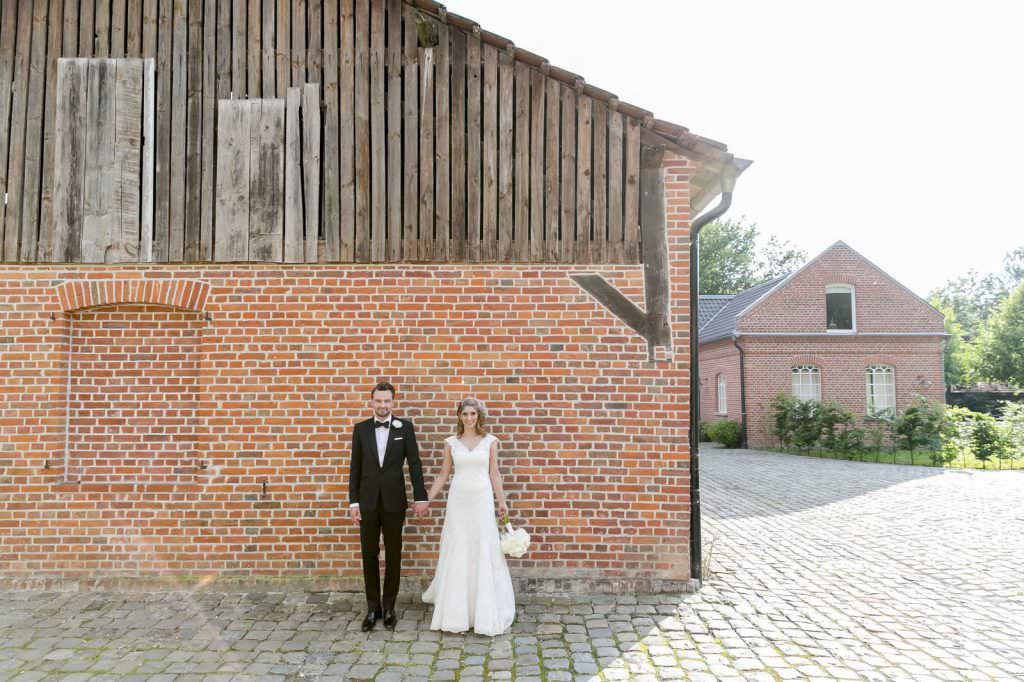 Hochzeit Schloss Gartrop: Paarfotos auf dem Schlossgelände