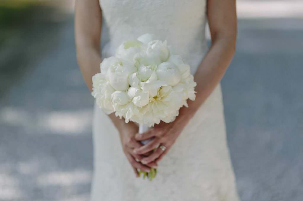 Eleganter Brautstrauß ganz in Weiß mit Pfingstrosen