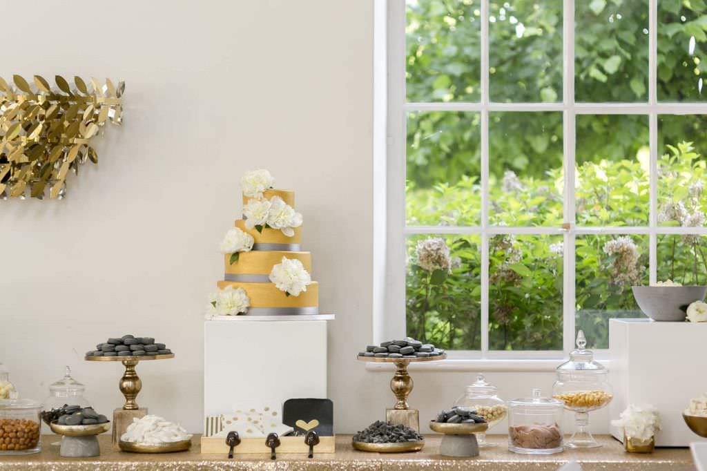 Hochzeit Schloss Gartrop: Sweet Table in Gold und Grau