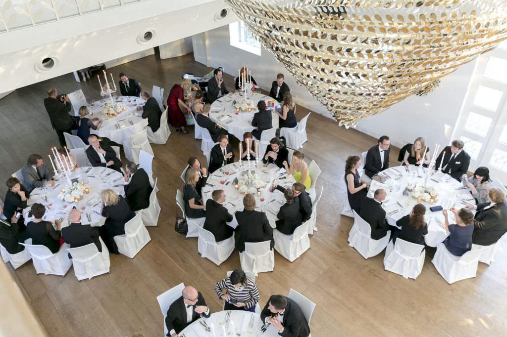 Hochzeit Schloss Gartrop: Die Gäste sitzen im Festsaal an den gedeckten Tischen