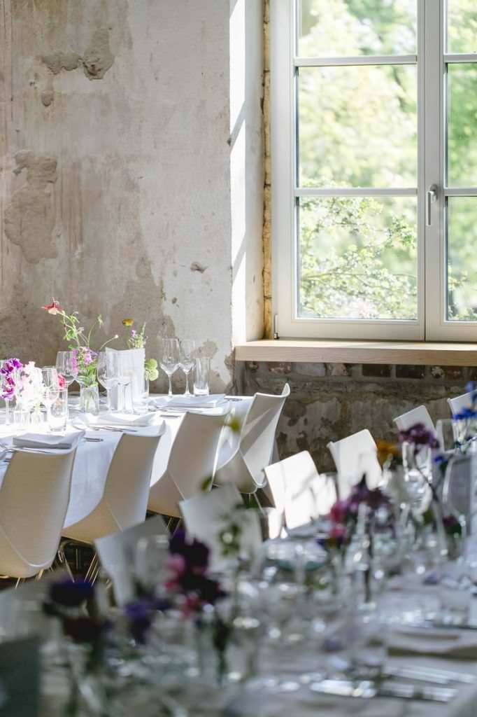 Hochzeit Rittergut Orr: Gedeckte Tische im Festsaal