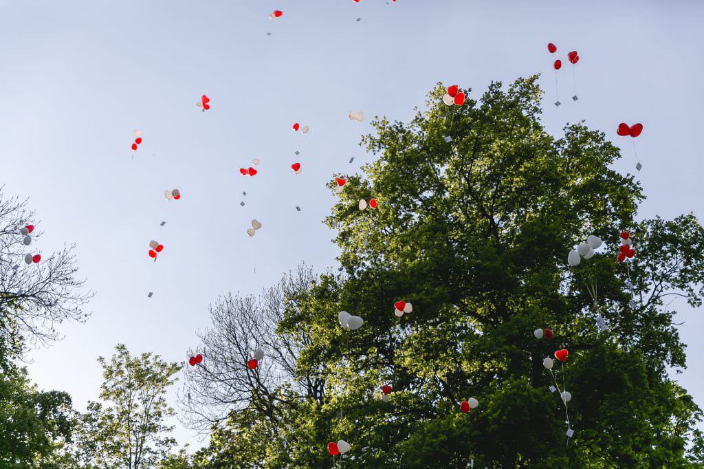 Hochzeitsbrauch: Luftballons steigen lassen