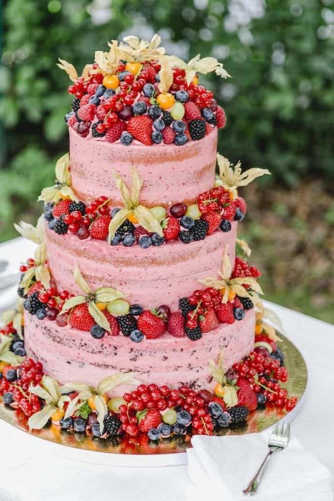 Hochzeit Kastanienhof Köln: Hochzeitstorte mit Erdbeercreme und frischen Beeren