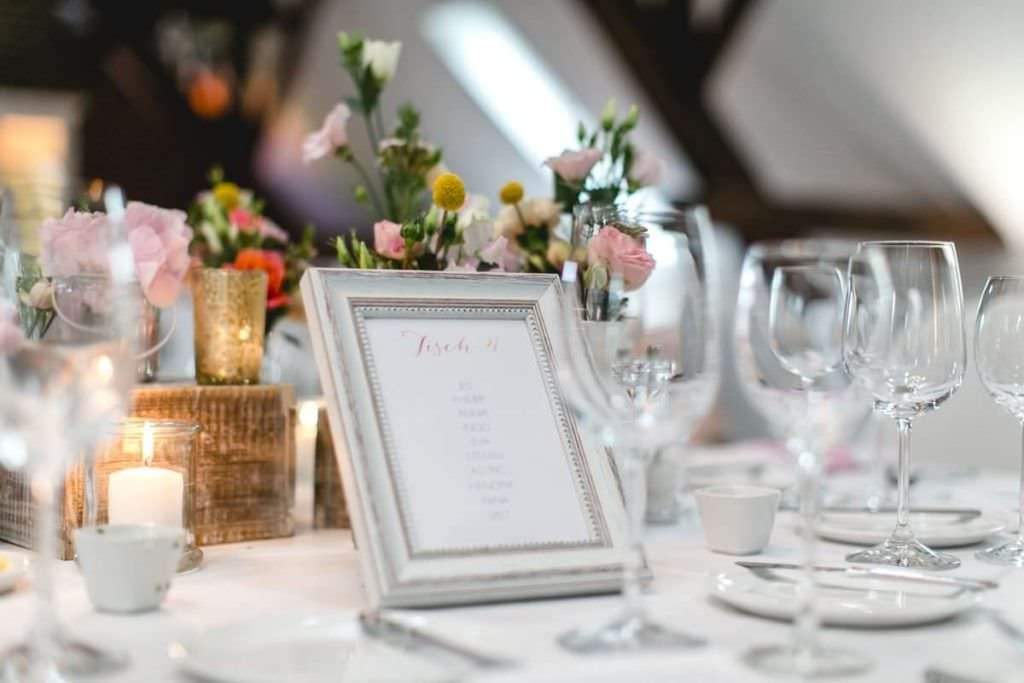 Hochzeitstischdeko mit Tischnummer im Vintage Rahmen