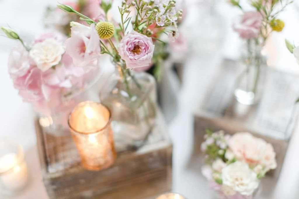 Hochzeitstischdeko mit pastellfarbenen Blumen