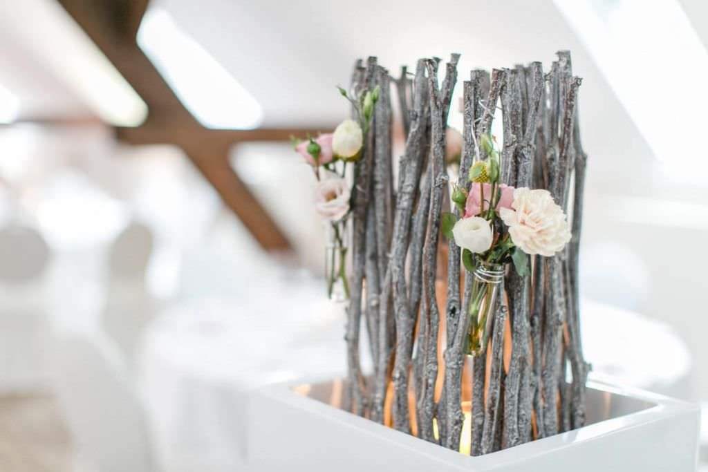 Hochzeitstischdeko mit Treibholz und Blumen