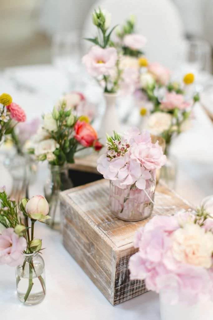 Hochzeit Kastanienhof Köln: Pastellfarbene Blumen als Tischdeko