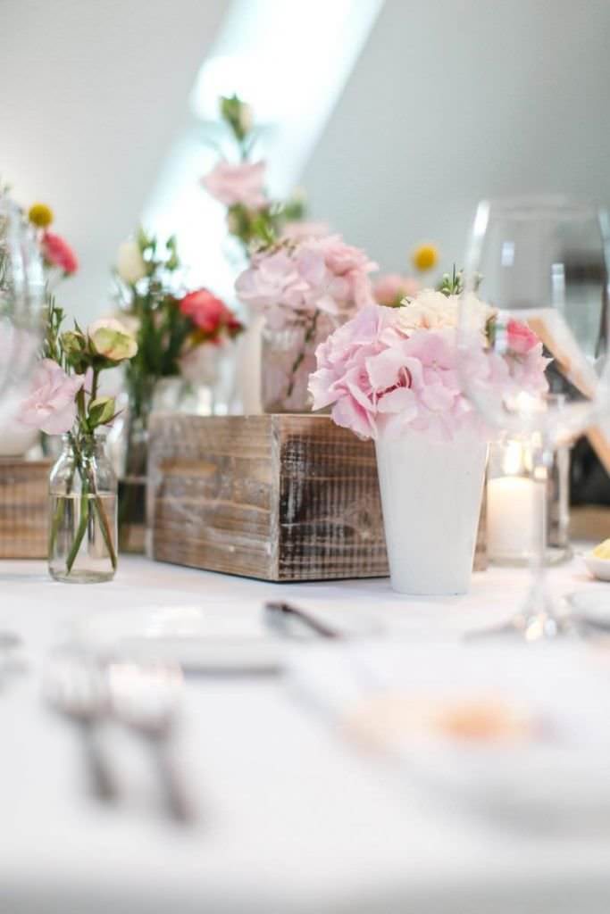 Hochzeit Kastanienhof Köln: Tischdeko mit Vintage Schatullen aus Holz und Blumen