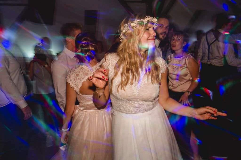 Hochzeit Kastanienhof Köln: Die Braut tanzt auf der Hochzeitsparty