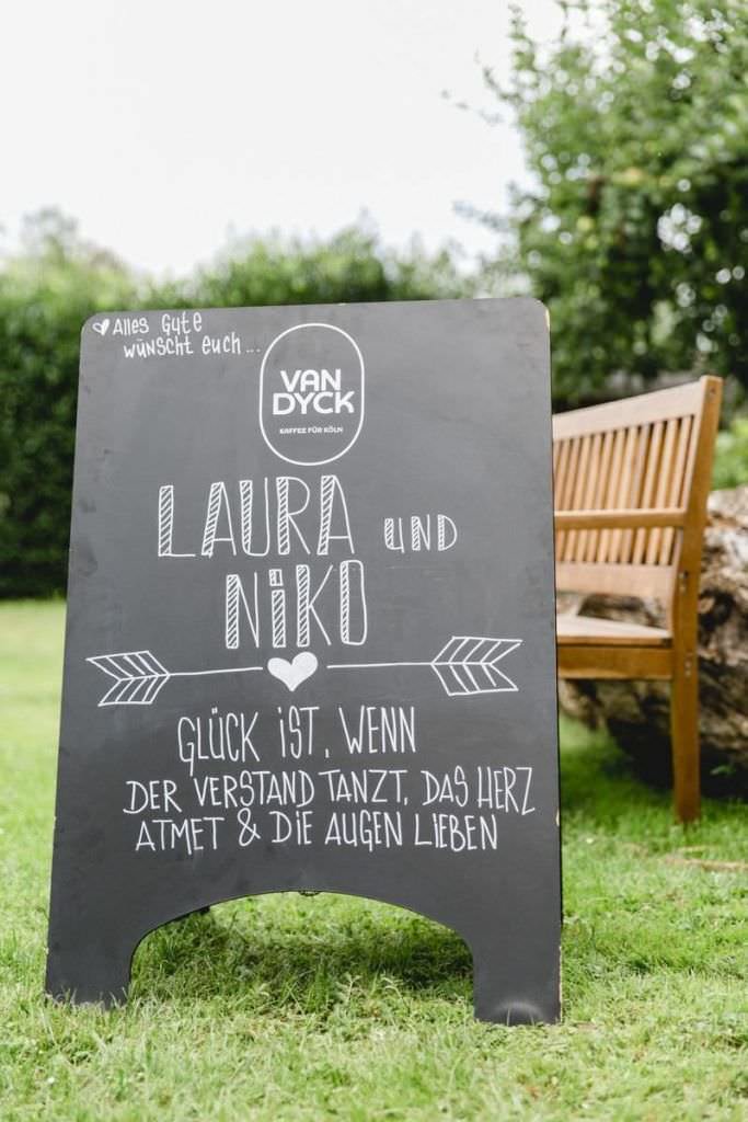 Hochzeit Kastanienhof Köln: Kreidetafel als Hochzeitsschild