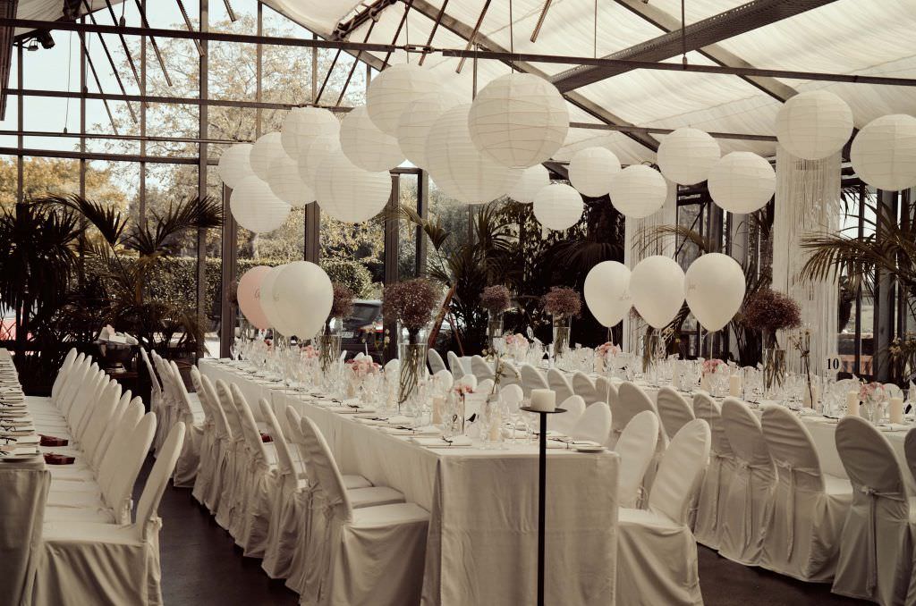 Hochzeitslocation Pflanzbar in Meerbusch: Festraum mit Deko und gedeckten Tischen
