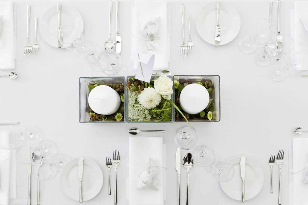 Hochzeit Pflanzbar Meerbusch: Weiße Hochzeitstischdeko mit Kerzen und Blumen