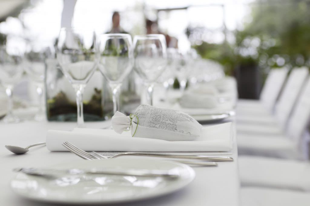 Hochzeit Pflanzbar Meerbusch: Weiße Tischdeko mit Gastgeschenken