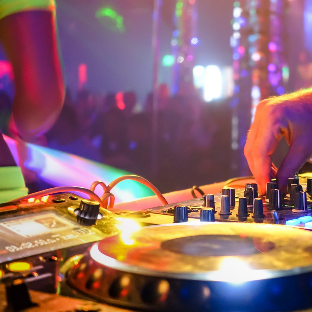 Hochzeits-DJ Tipps: Den richtigen DJ für eure Hochzeit finden