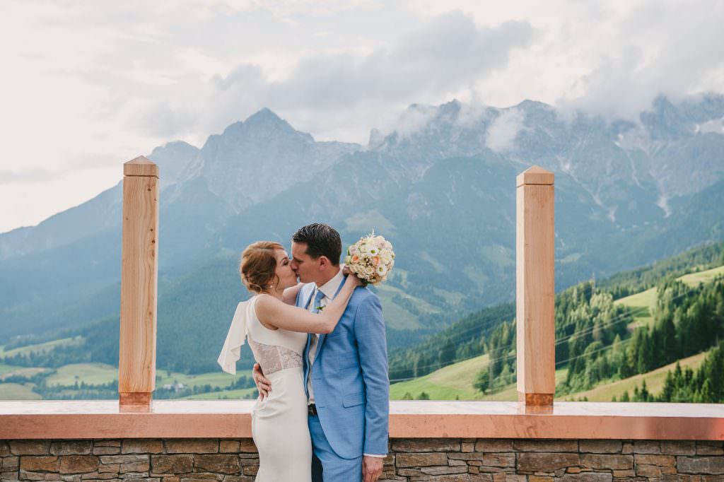Heiraten in den Bergen mit Paarfotos vor Alpenpanorama
