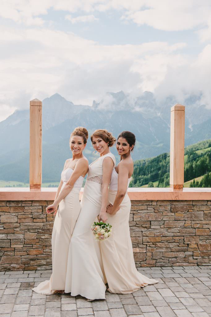 Hochzeitsgruppenfoto von der Braut und ihren Brautjungfern mit Bergpanorama im Hintergrund