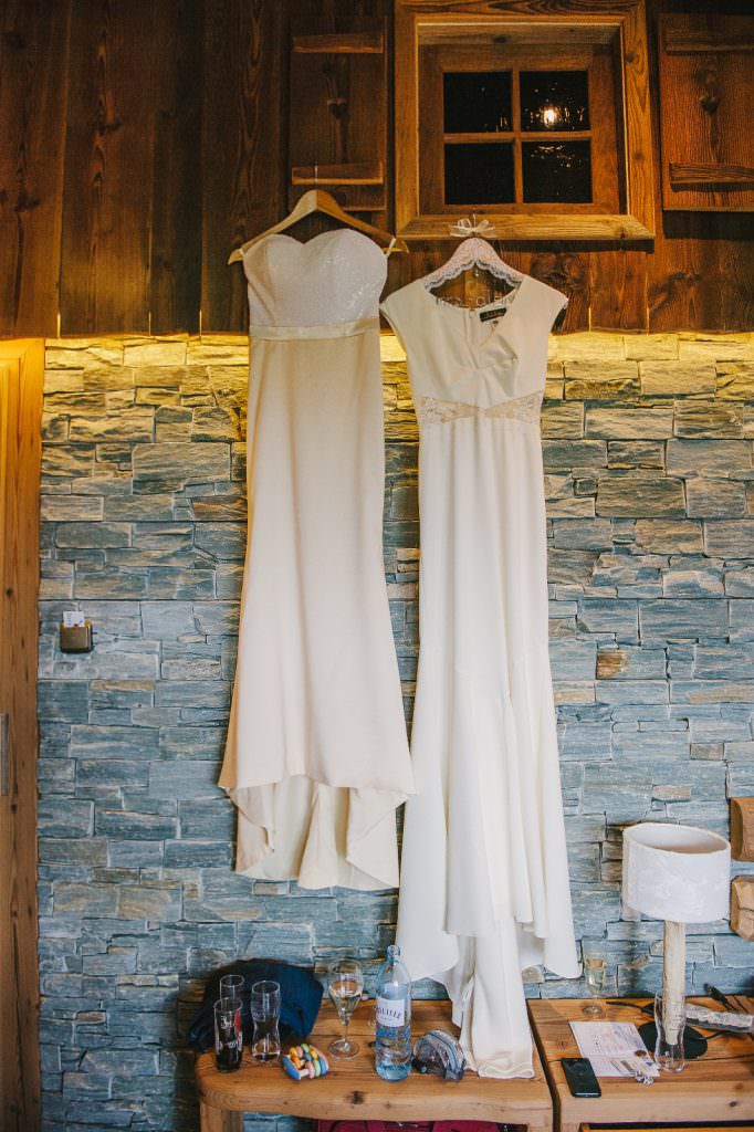 Hochzeitsfoto Getting Ready: Brautkleid hängt neben Brautjungfernkleid