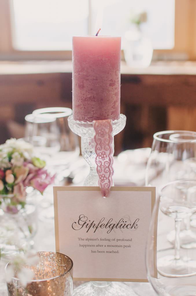Hochzeit in den Bergen: Tischdeko mit romantischer Spitze und Kerzenhalter aus Kristall