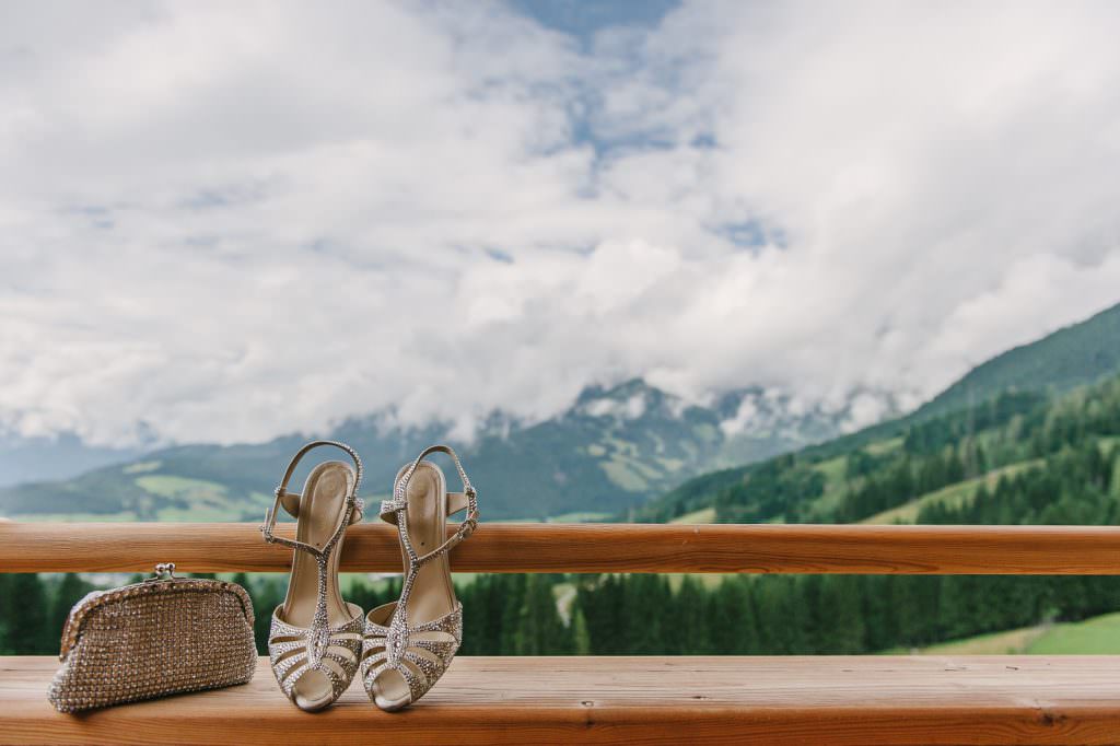 Hochzeit in den Bergen: Brautschuhe vor Alpenpanorama