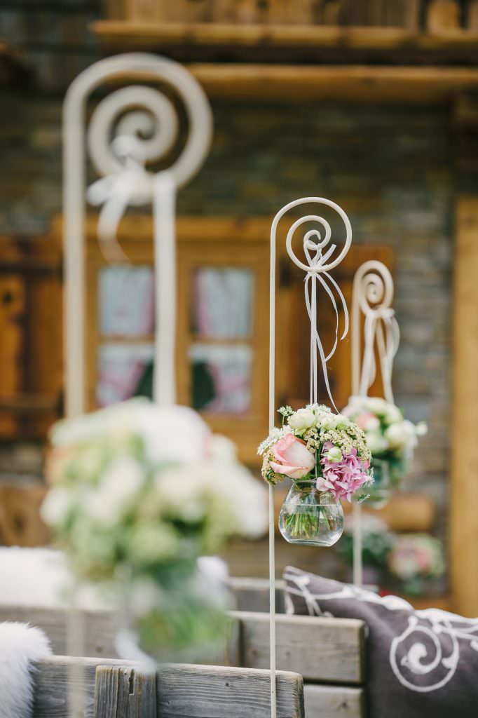 Almhochzeit: Blumendeko in Hängevasen