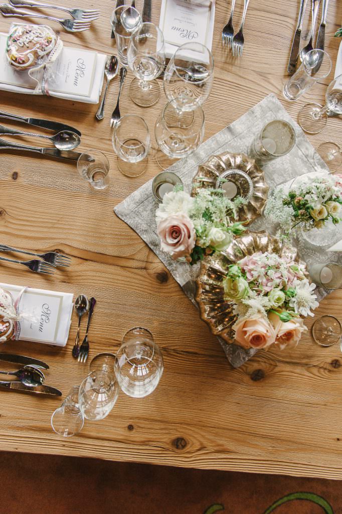 Romantische pastellfarbene Blumendeko bei einer Hochzeit in den Bergen