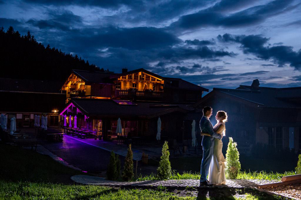 Almhochzeit mit Paarfotos bei Nacht