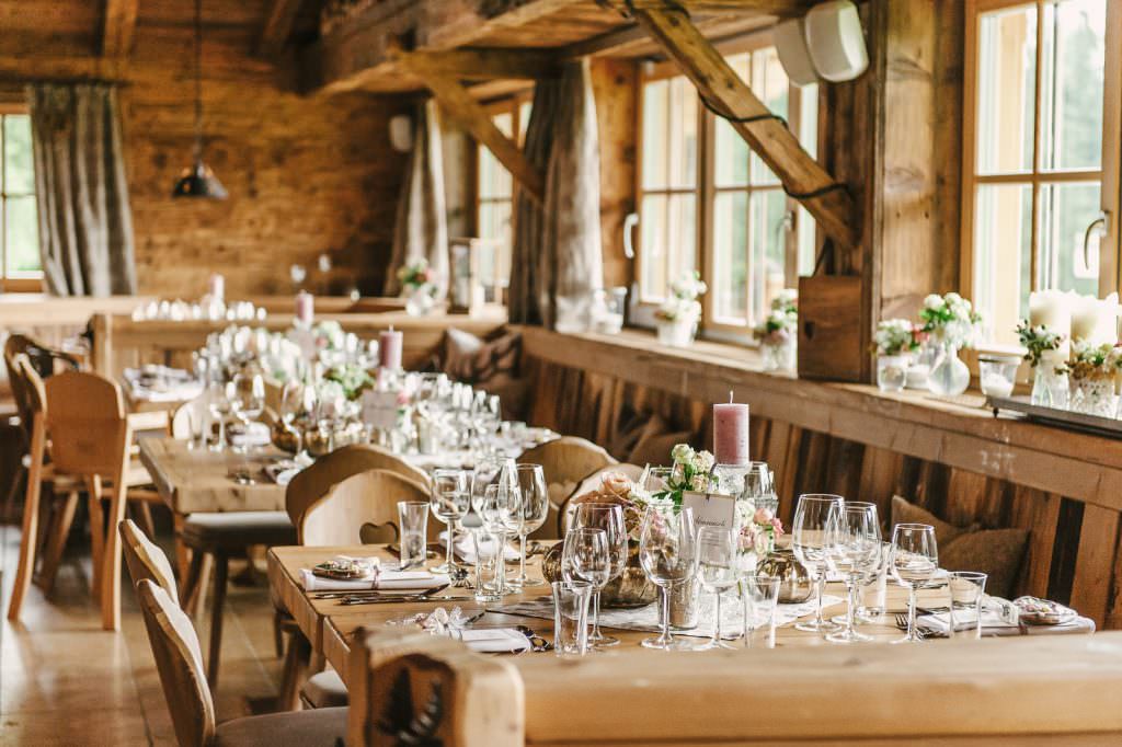 Heiraten in den Bergen: Hochzeitsfeier in rustikaler Almhütte