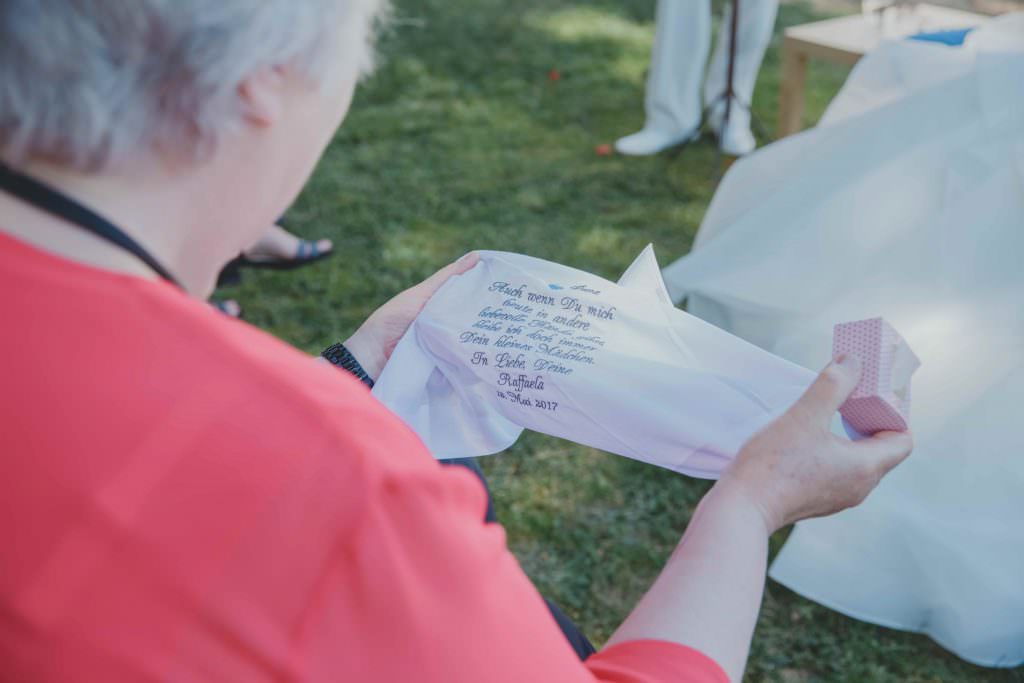 Hochzeit in Barcelona: Hochzeitsritual während der Trauung im Freien