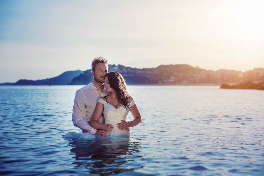 Hochzeit in Barcelona mit Paarfotos im Meer
