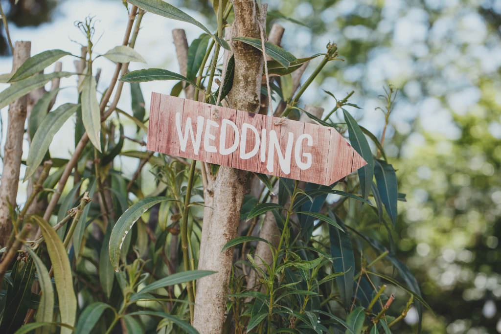 Hochzeitsschild aus Holz mit der Aufschrift Wedding als Wegweiser